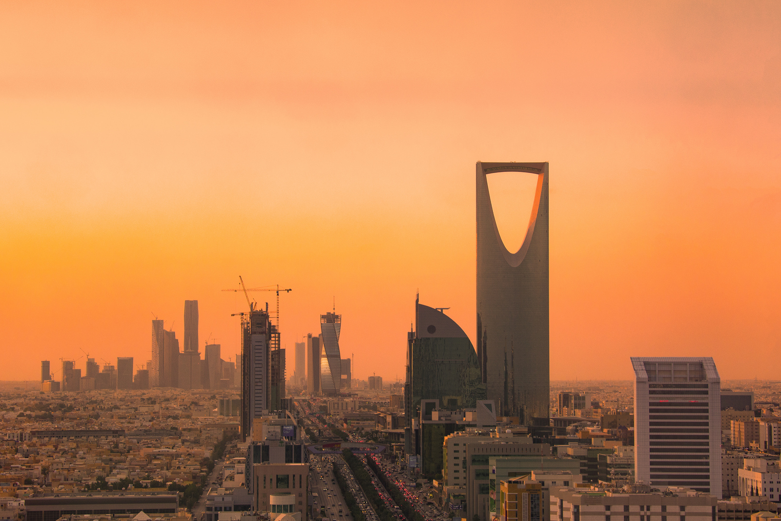 شمال الرياض وبرج المملكة عند الغروب